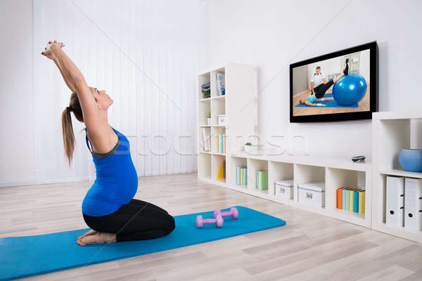 Stock fotó: Terhes · nő · testmozgás · televízió · fiatal · otthon · egészség