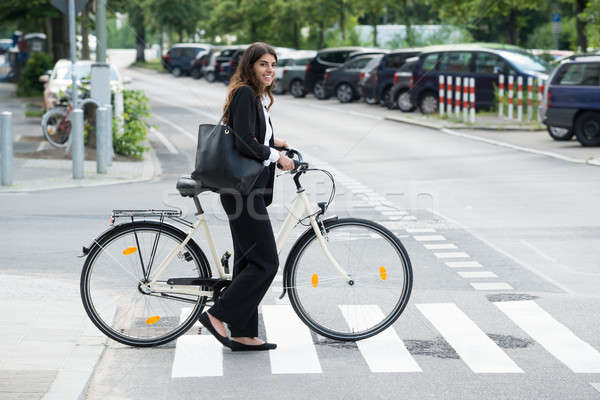 Stock foto: Lächelnd · Geschäftsfrau · Handtasche · Pendeln · Fahrrad · Seitenansicht