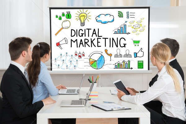 Geschäftsleute schauen digitalen Marketing Projektor Bildschirm Stock foto © AndreyPopov