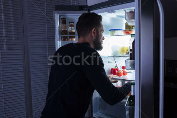 Foto stock: Hombre · mirando · alimentos · refrigerador · joven