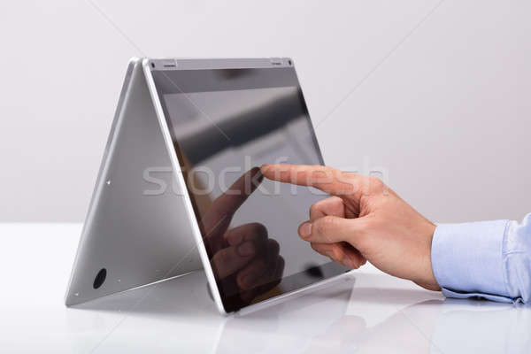 商人 觸摸 手指 混合 筆記本電腦 屏幕 商業照片 © AndreyPopov