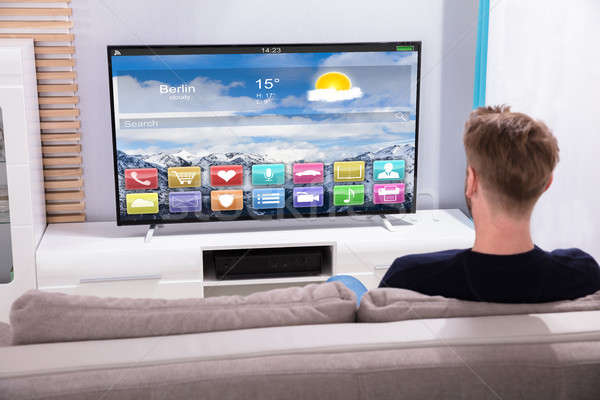 男子 看電視 顯示 應用 後視圖 商業照片 © AndreyPopov