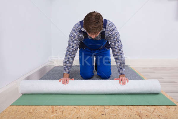 [[stock_photo]]: Travailleur · tapis · vue · de · côté · jeunes · Homme