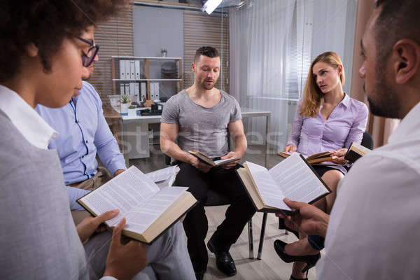 Groep mensen lezing heilig boeken vergadering cirkel Stockfoto © AndreyPopov
