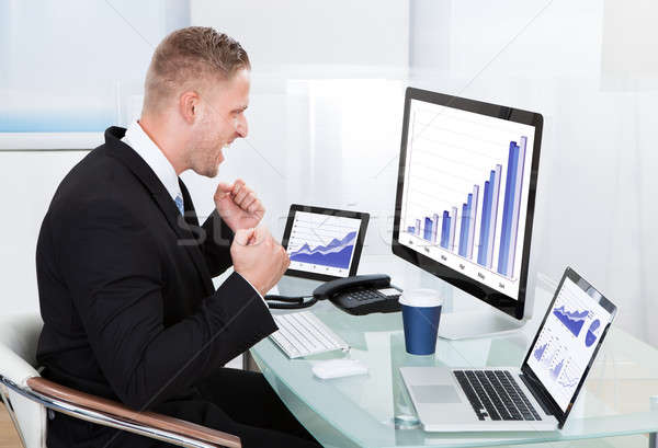 Işadamı performans grafik oturma büro Stok fotoğraf © AndreyPopov