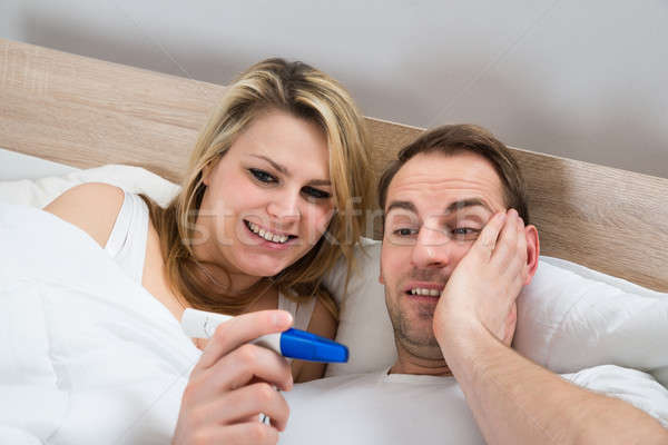 Para test ciążowy patrząc pozytywny sypialni kobieta Zdjęcia stock © AndreyPopov