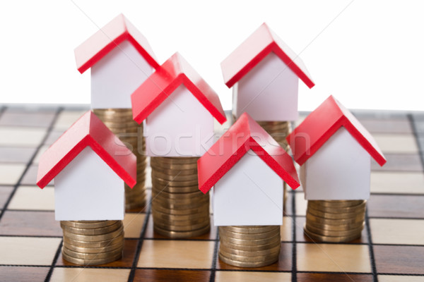 Huis modellen munten schaakbord witte Stockfoto © AndreyPopov