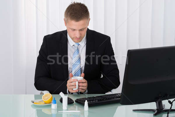 [[stock_photo]]: Malade · affaires · tasse · bureau · médicaux