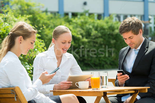 Stok fotoğraf: Dijital · tablet · cep · telefonu · genç · mutlu