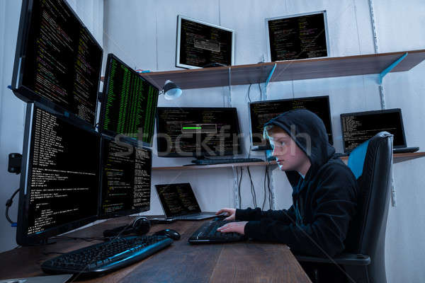 Chłopca danych wielokrotność komputerów słuchanie muzyki Zdjęcia stock © AndreyPopov