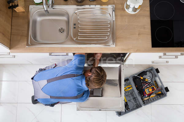 Uomo complessivo lavastoviglie view Foto d'archivio © AndreyPopov