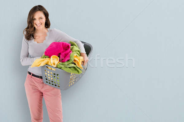 Stockfoto: Vrouw · wasmand · portret · gelukkig · gekleurd