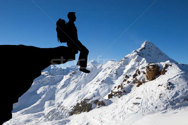 Man vergadering rand klif Stockfoto © AndreyPopov
