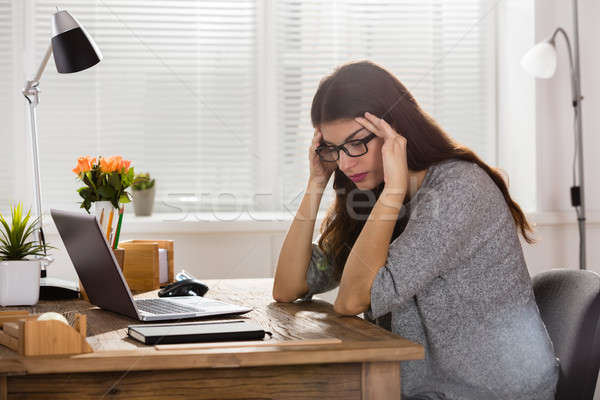 Foto d'archivio: Triste · giovani · imprenditrice · lavoro · depresso · seduta