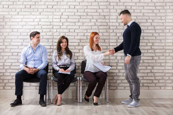 Stockfoto: Aanvrager · handen · schudden · zakenman · jonge · vrouw · kantoor