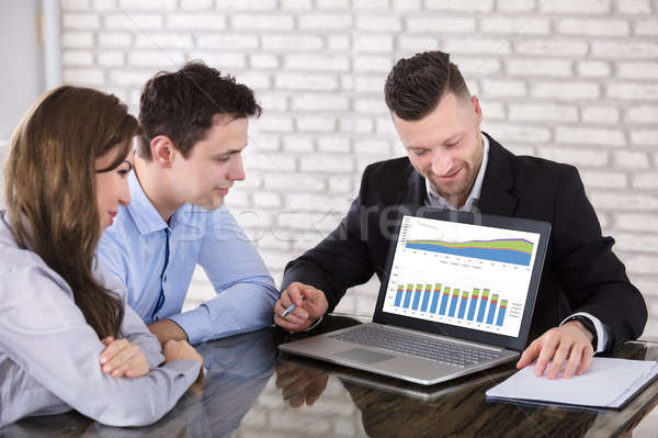 Financieel adviseur tonen grafiek laptop paar investering Stockfoto © AndreyPopov