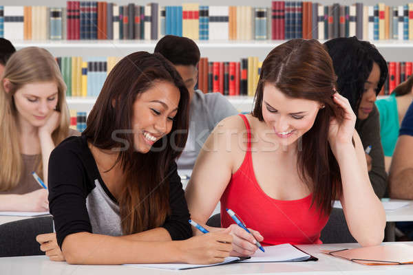 Femenino Universidad estudiantes estudiar biblioteca dos Foto stock © AndreyPopov