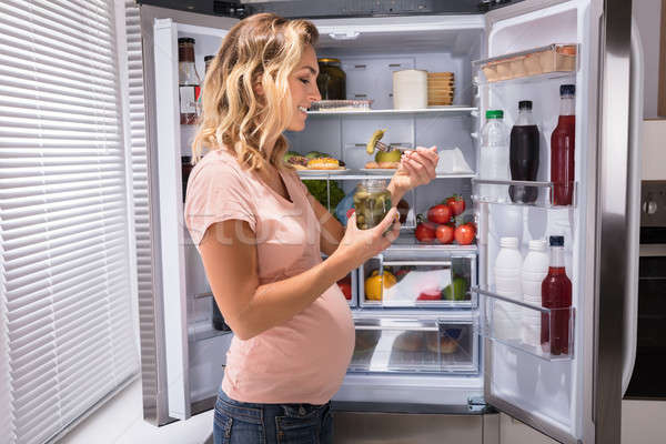 Stockfoto: Zwangere · vrouw · eten · jar · jonge · gelukkig · koelkast