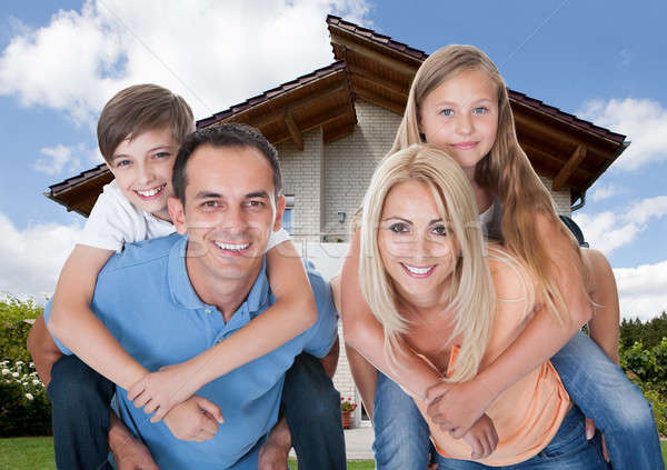 [[stock_photo]]: Famille · heureuse · maison · mère · père · enfants · ferroutage