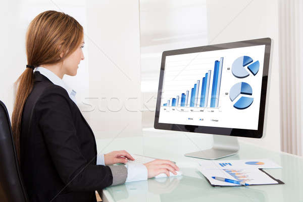 Afaceri analist femeie lucru calculator birou Imagine de stoc © AndreyPopov