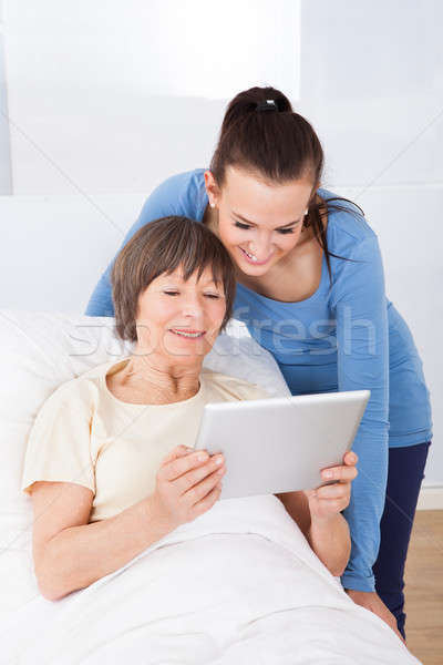 Stockfoto: Verzorger · senior · vrouw · digitale · tablet · vrouwelijke