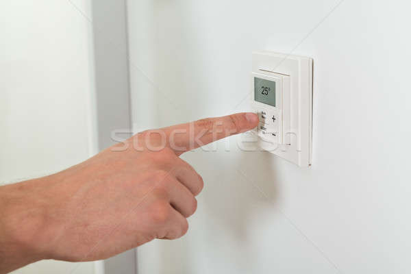Pessoa mãos temperatura digital termóstato Foto stock © AndreyPopov