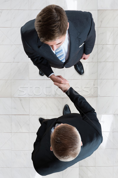 Foto stock: Empresarios · apretón · de · manos · oficina · directamente · tiro