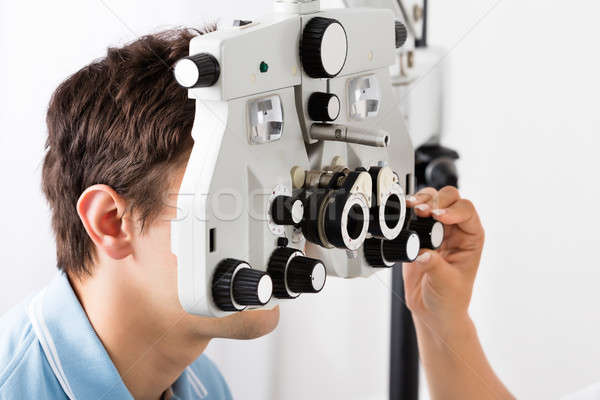 Optometrikus beteg közelkép kéz fiatal férfi Stock fotó © AndreyPopov