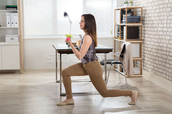 Femeie de afaceri exercita gantere tineri fitness birou Imagine de stoc © AndreyPopov
