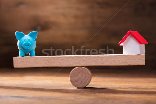 Balancing spaarpot huis model houten wip Stockfoto © AndreyPopov