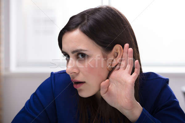 Mujer de negocios mano oído primer plano jóvenes Foto stock © AndreyPopov