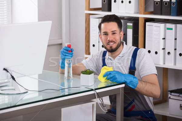 Porträt männlich Hausmeister glücklich Büro Computer Stock foto © AndreyPopov