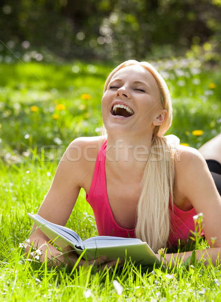 Stockfoto: Mooie · vrouw · gras · lachend · lezing · boek · gelukkig