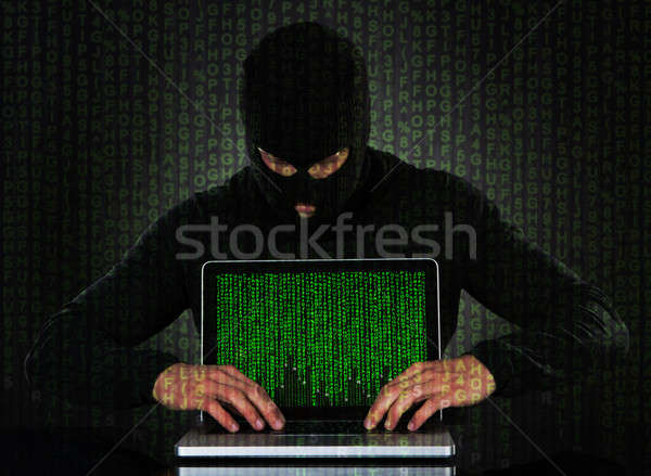 Hacker folosind laptop cod binar dactilografiere laptop calculator Imagine de stoc © AndreyPopov