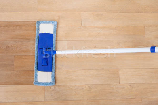 Drewnianej podłogi bezpośrednio powyżej shot pokojówka czyszczenia Zdjęcia stock © AndreyPopov