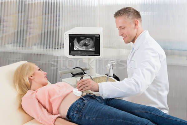 Medico movimento ultrasuoni incinta pancia medico di sesso maschile Foto d'archivio © AndreyPopov