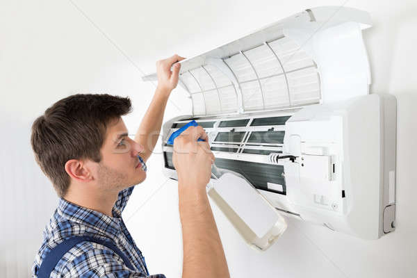 Homme technicien nettoyage climatiseur jeunes maison Photo stock © AndreyPopov