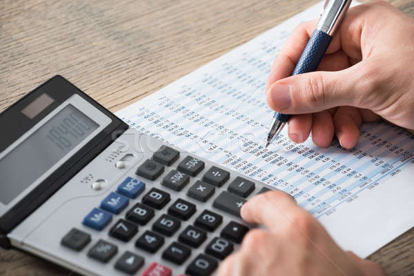Empresário contabilidade documento calculadora secretária Foto stock © AndreyPopov