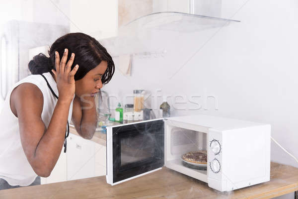Vrouw naar pizza magnetronoven oven geschokt Stockfoto © AndreyPopov