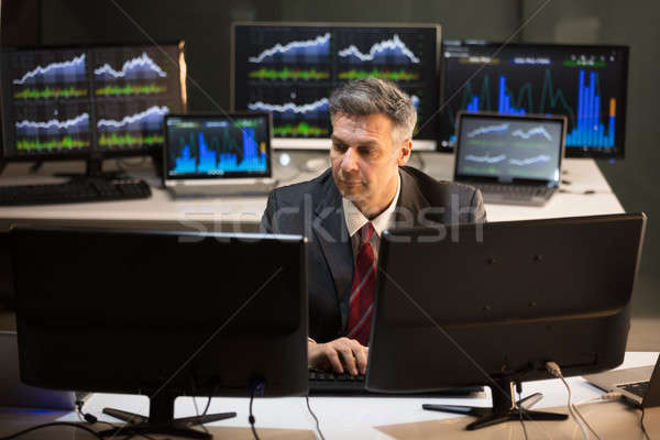 Фондовый рынок брокер глядя множественный экране компьютера зрелый Сток-фото © AndreyPopov