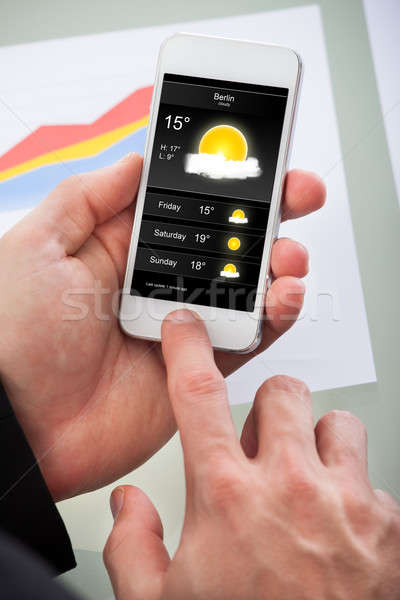 Stockfoto: Man · weer · prognose · dag · toepassing · mobiele · telefoon