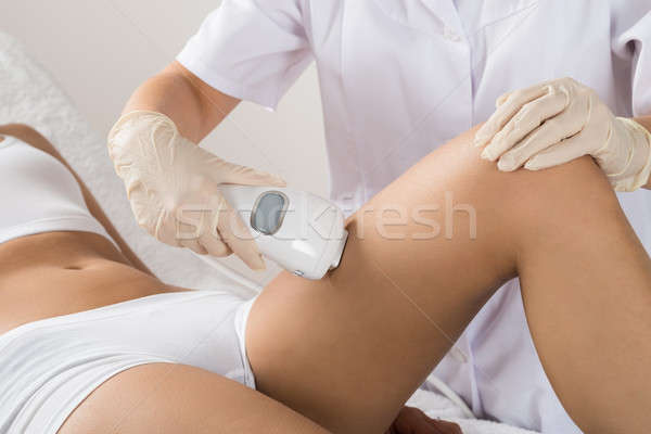 Femeie cu laser tratament frumuseţe clinică Imagine de stoc © AndreyPopov