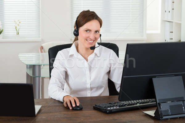 Servicio al cliente representante de trabajo ordenador femenino auricular Foto stock © AndreyPopov