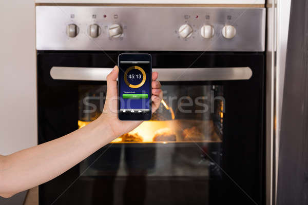 Stockfoto: Persoon · oven · apparaat · mobiele · telefoon · handen