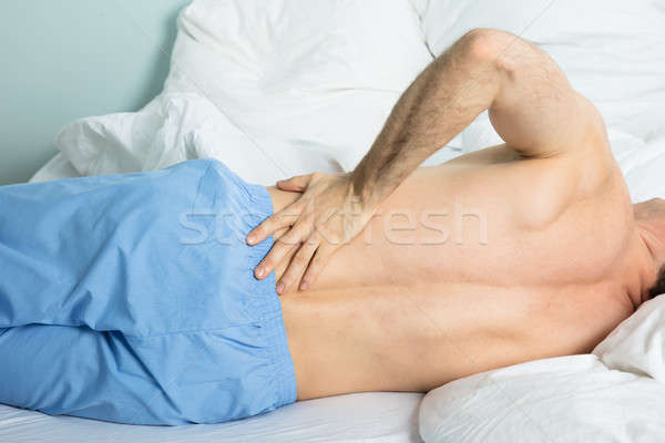 Foto stock: Hombre · sufrimiento · dolor · de · espalda · primer · plano · cama · casa