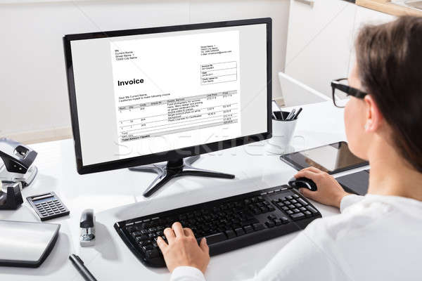 Geschäftsfrau Rechnung Computer Rückansicht Arbeitsplatz Büro Stock foto © AndreyPopov