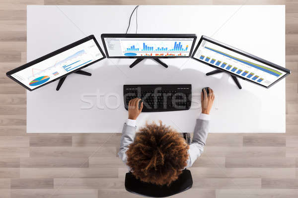 女性実業家 グラフ 複数 コンピュータ デスク オフィス ストックフォト © AndreyPopov