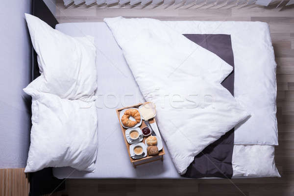 Stock foto: Croissants · Tasse · Tee · Bett · frischen · Frühstück