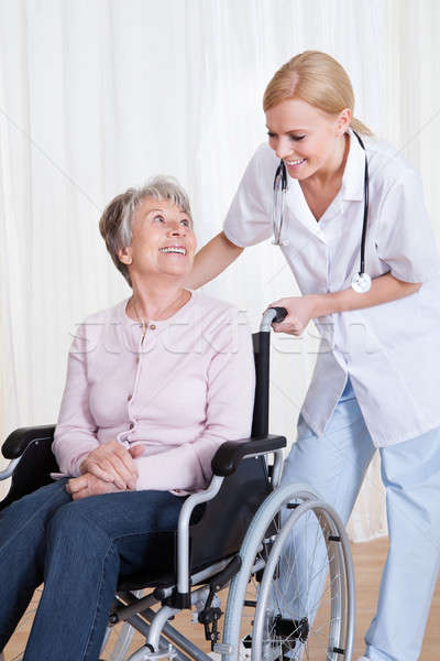 Médico ayudar discapacitado paciente altos Foto stock © AndreyPopov