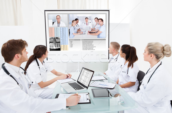 Foto stock: Equipo · médicos · mirando · proyector · Screen · vídeo